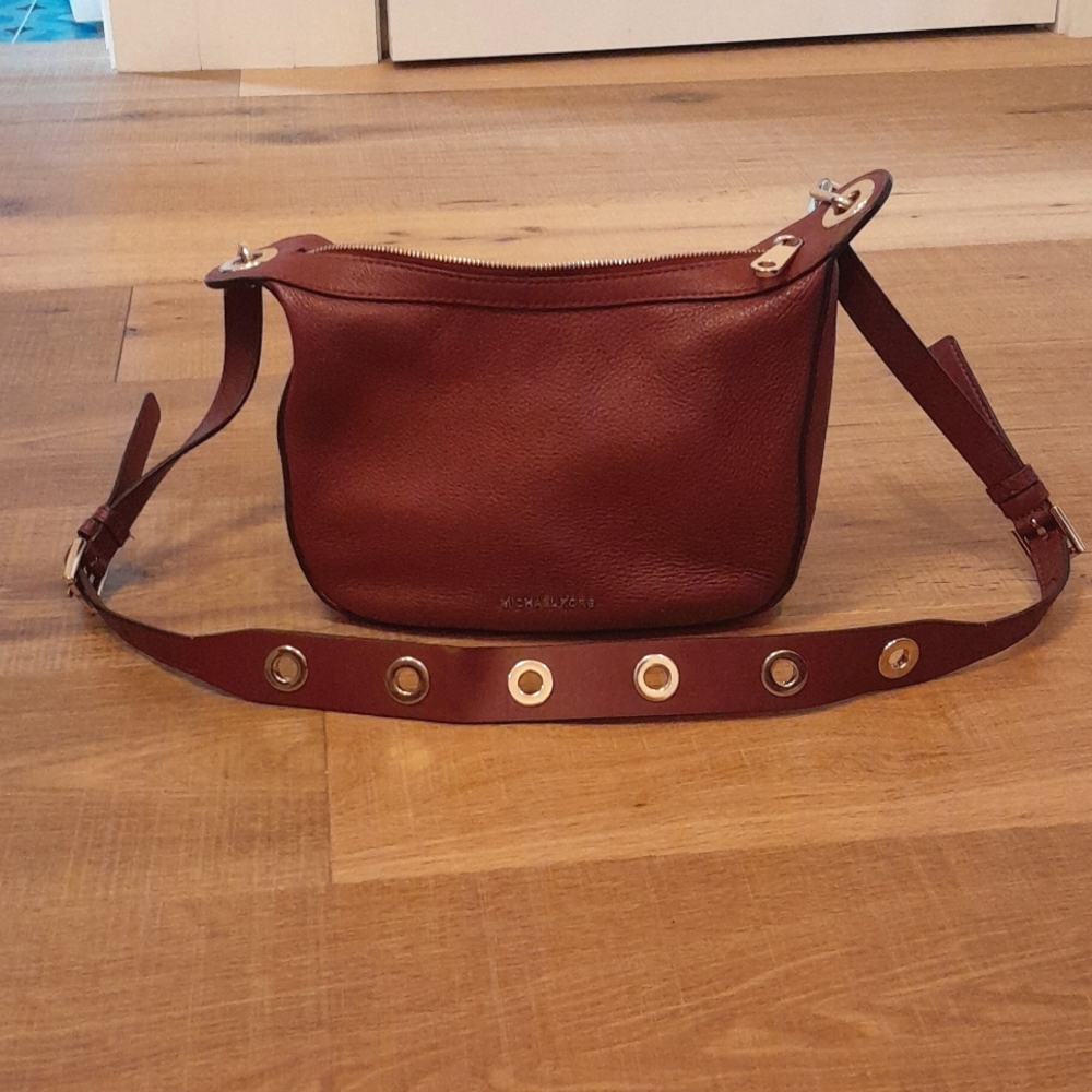 Michael kors purse in a medium brown shade
